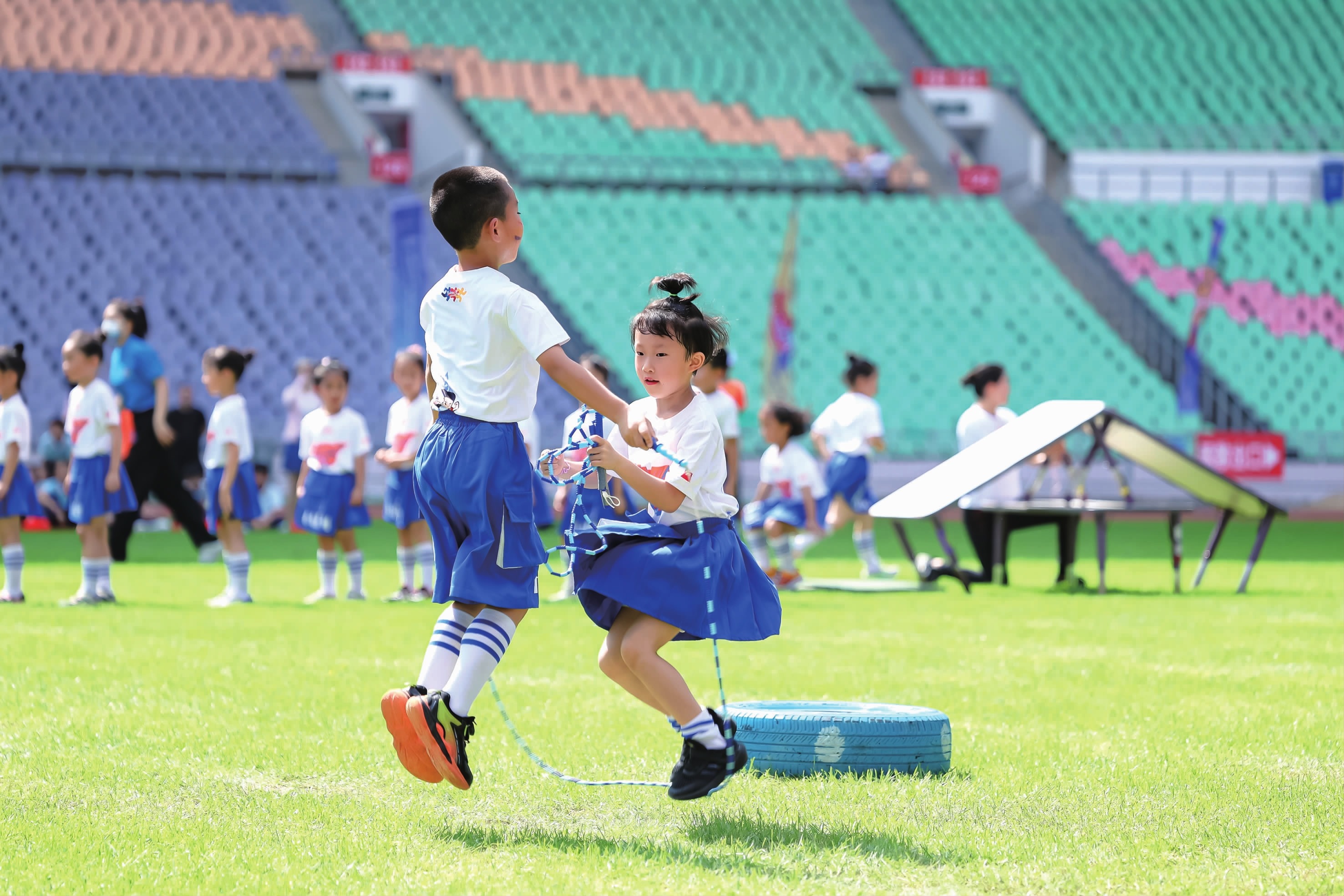 [流言板]整活！东北足球赛李晓旭“踹飞”郭艾伦，后者掏出黄牌警告李晓旭